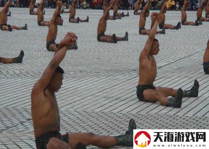 中国男 Gay 裸体军人的生活是怎样的？他们的训练和工作与普通人有何不同？